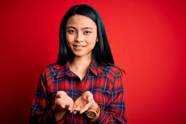 Fiatal Gyönyörű Kínai Visel Alkalmi Ing Felett Elszigetelt Piros Háttér — Stock Fotó
