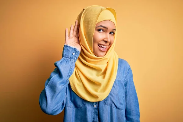 Junge Schöne Frau Mit Lockigem Haar Die Einen Traditionellen Arabischen — Stockfoto