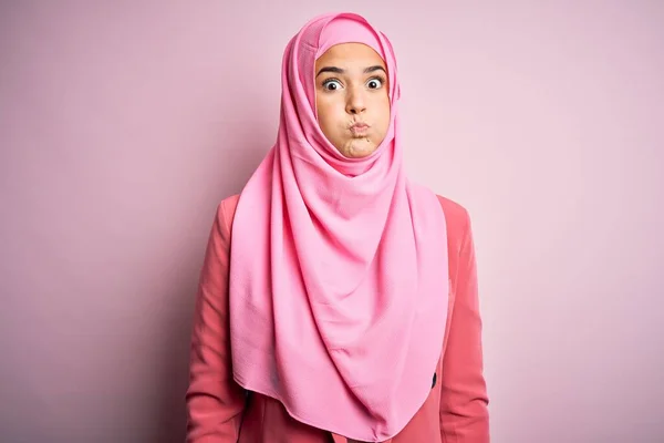 Giovane Bella Ragazza Che Indossa Hijab Musulmano Piedi Sopra Isolato — Foto Stock