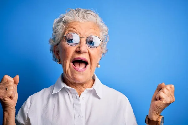 Ältere Schöne Frau Mit Elegantem Hemd Und Brille Über Isoliertem — Stockfoto