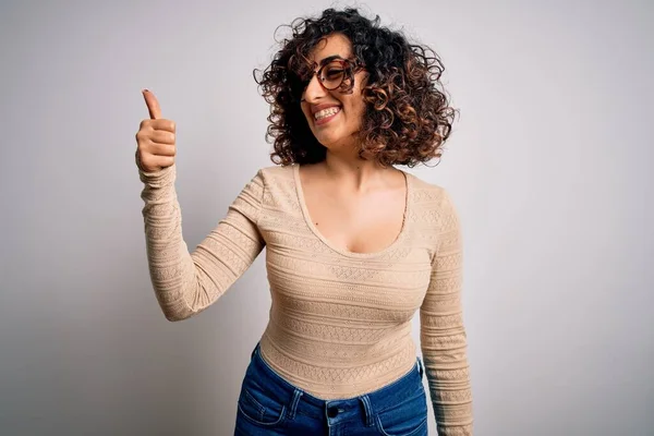 Junge Schöne Lockige Arabische Frau Lässigem Shirt Und Brille Vor — Stockfoto