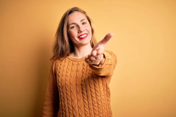 Jeune Belle Femme Blonde Portant Pull Décontracté Debout Sur Fond — Photo