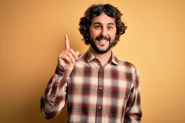 Homem Bonito Jovem Com Barba Vestindo Camisa Casual Sobre Fundo — Fotografia de Stock