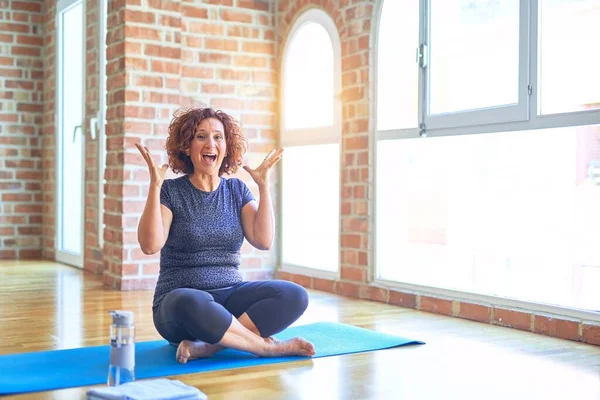 Orta Yaşlı Güzel Sporcu Kadın Spor Giysisi Giymiş Evde Yoga — Stok fotoğraf