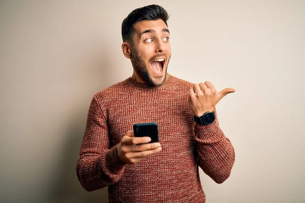 Νεαρός Όμορφος Άντρας Έχει Συνομιλία Χρησιμοποιώντας Smartphone Πάνω Από Λευκό — Φωτογραφία Αρχείου