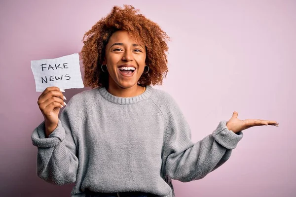 Jovem Afro Americano Africano Mulher Com Cabelo Encaracolado Segurando Papel — Fotografia de Stock