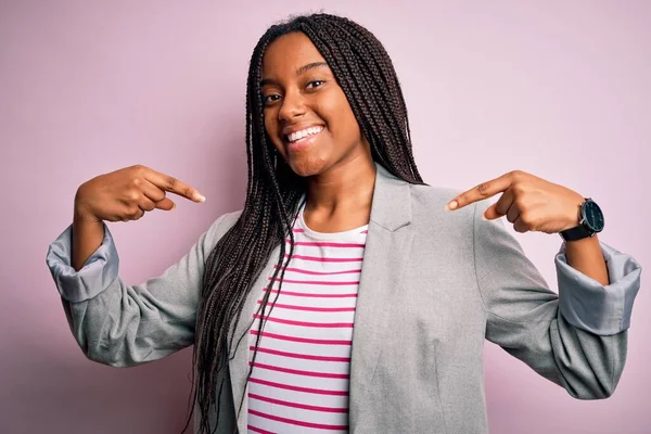 Junge Afrikanisch Amerikanische Geschäftsfrau Steht Vor Rosa Isoliertem Hintergrund Und — Stockfoto