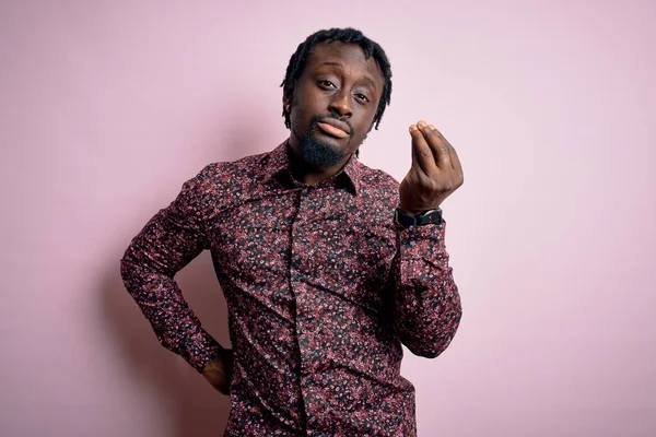 Joven Hombre Afroamericano Guapo Usando Camisa Casual Pie Sobre Fondo —  Fotos de Stock