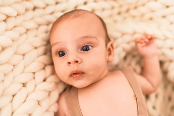 自宅のソファの上に毛布の上に寝そべっている愛らしい赤ちゃん 新生児のリラックスと休息快適な — ストック写真