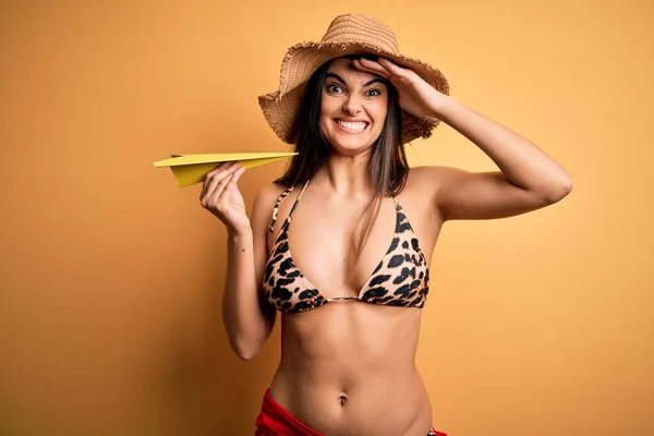 Jovem Mulher Bonita Férias Vestindo Biquíni Chapéu Verão Segurando Avião — Fotografia de Stock