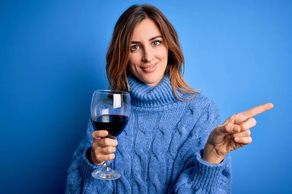 Giovane Bella Donna Bruna Bere Bicchiere Vino Rosso Sfondo Blu — Foto Stock