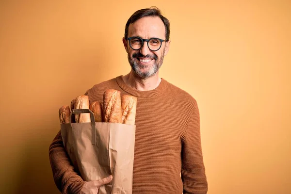 Middelbare Leeftijd Hamsteraar Met Papieren Zak Met Brood Staande Geïsoleerde — Stockfoto