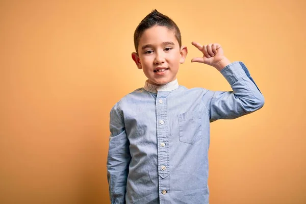 Ein Kleiner Junge Eleganten Hemd Das Vor Gelbem Hintergrund Steht — Stockfoto