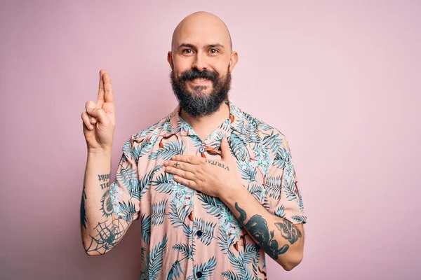 Bonito Homem Careca Com Barba Tatuagem Vestindo Camisa Floral Casual — Fotografia de Stock