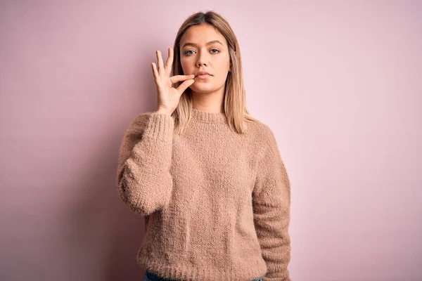 Giovane Bella Donna Bionda Che Indossa Maglione Lana Invernale Fondo — Foto Stock