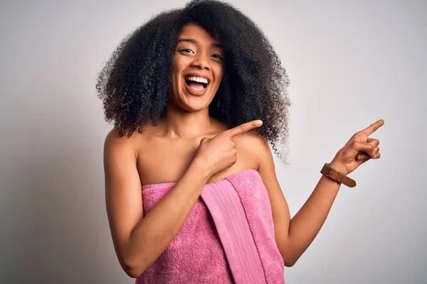 Mladá Africká Americká Žena Afro Vlasy Sobě Ručník Kosmetické Péče — Stock fotografie