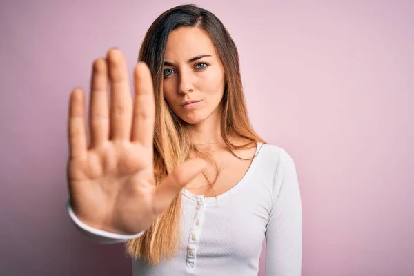 Ung Vacker Blond Kvinna Med Blå Ögon Bär Vit Shirt — Stockfoto