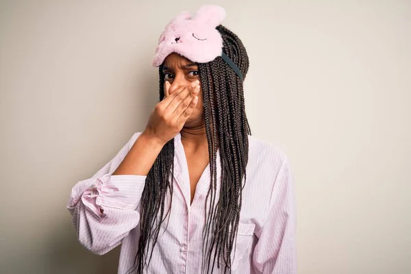 Jonge Afro Amerikaanse Vrouw Draagt Roze Pyjama Slaapmasker Een Geïsoleerde — Stockfoto