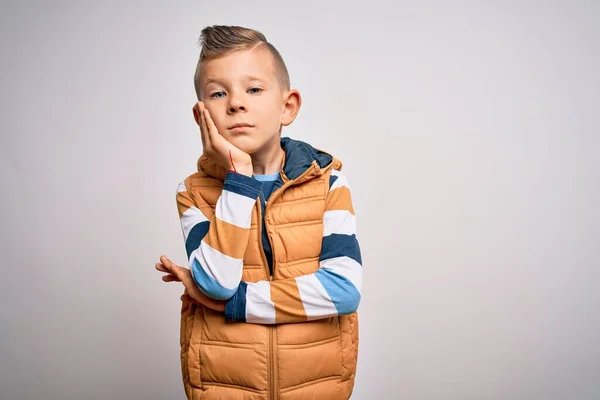 Ung Liten Kaukasisk Unge Med Blå Ögon Stående Bär Vinterrock — Stockfoto