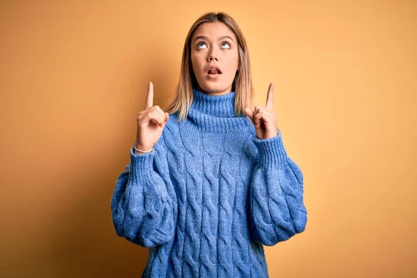 Giovane Bella Donna Bionda Indossa Maglione Dolcevita Sfondo Giallo Isolato — Foto Stock