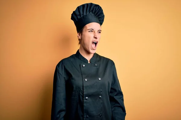 Junge Schöne Köchin Kochuniform Und Hut Die Vor Gelbem Hintergrund — Stockfoto