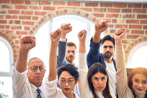 Gruppo Imprenditori Piedi Con Pugni Ufficio — Foto Stock