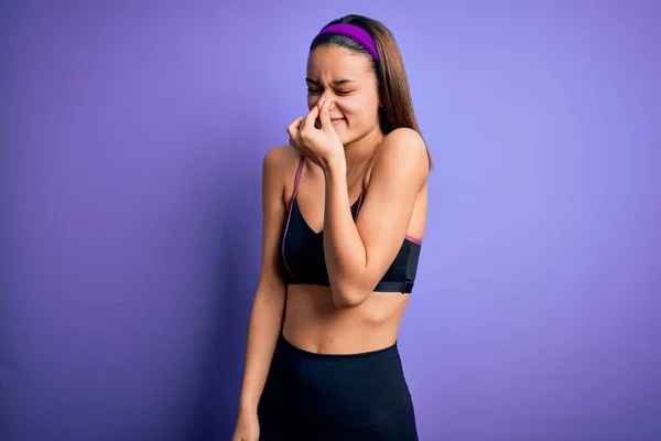 Jovem Bela Menina Esportiva Fazendo Esporte Vestindo Sportswear Sobre Fundo — Fotografia de Stock