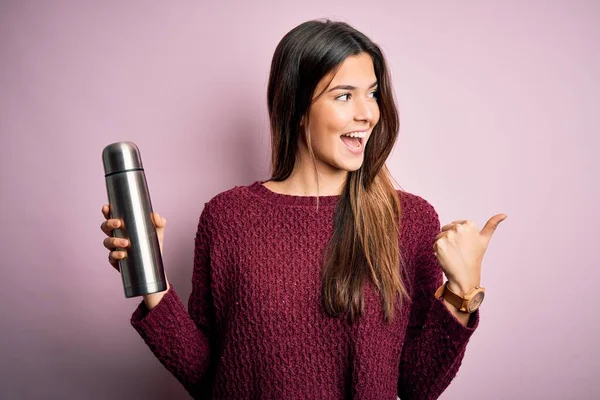 Menina Bonita Jovem Segurando Thermo Com Água Sobre Fundo Rosa — Fotografia de Stock