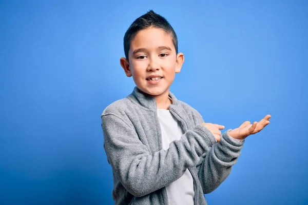 Niño Pequeño Con Sudadera Deportiva Sobre Fondo Azul Aislado Asombrado — Foto de Stock