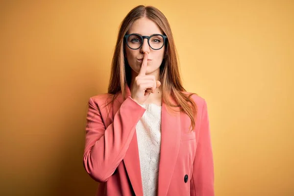 Joven Mujer Pelirroja Hermosa Con Chaqueta Gafas Sobre Fondo Amarillo —  Fotos de Stock