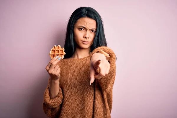 Genç Güzel Çinli Bir Kadın Elinde Waffle Ile Pembe Arka — Stok fotoğraf