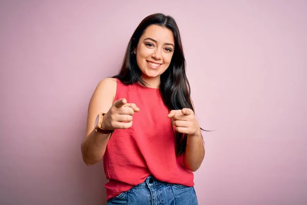 Giovane Donna Bruna Indossa Casual Camicia Estiva Sfondo Rosa Isolato — Foto Stock