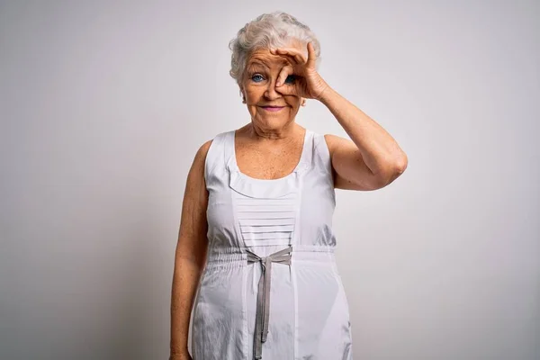 Senior Schöne Grauhaarige Frau Trägt Lässiges Sommerkleid Über Weißem Hintergrund — Stockfoto