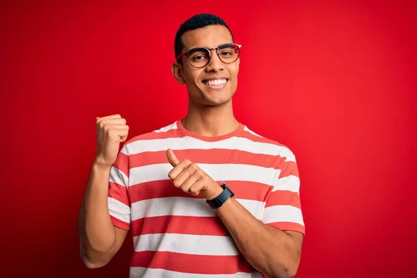 Ung Vacker Afrikansk Amerikan Man Bär Casual Randig Shirt Och — Stockfoto