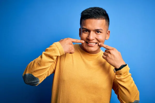 Giovane Bell Uomo Latino Che Indossa Maglione Casual Giallo Sfondo — Foto Stock