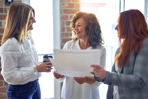 Gruppo Imprenditrici Sorridenti Felici Che Lavorano Insieme Piedi Con Sorriso — Foto Stock