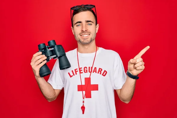 Joven Salvavidas Guapo Hombre Con Camiseta Con Cruz Roja Silbato —  Fotos de Stock