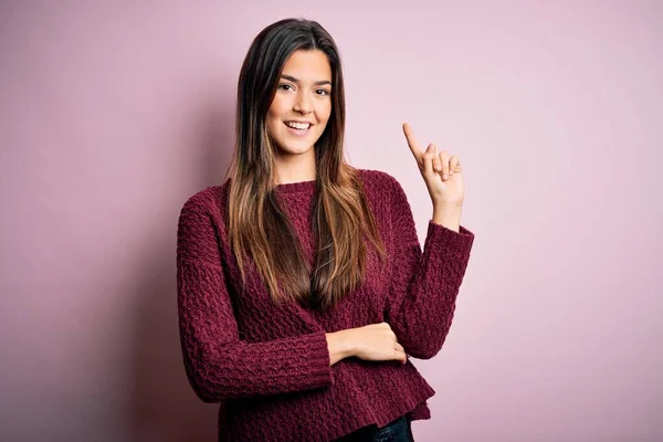 Joven Hermosa Chica Con Suéter Casual Sobre Fondo Rosa Aislado — Foto de Stock