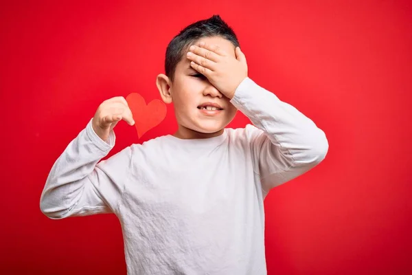 Jong Jongetje Met Hartpapieren Vorm Geïsoleerde Rode Achtergrond Gestrest Met — Stockfoto