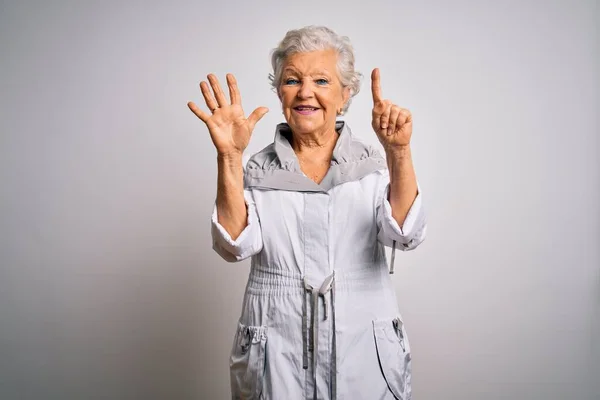 Senior Hermosa Mujer Pelo Gris Con Chaqueta Casual Pie Sobre — Foto de Stock