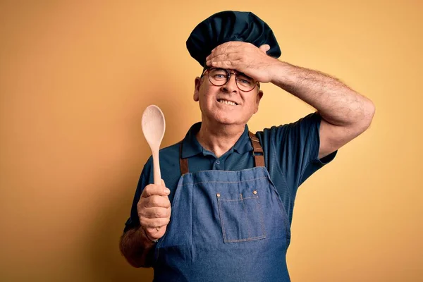 Mann Mittleren Alters Der Kochschürze Und Hut Trägt Und Einen — Stockfoto