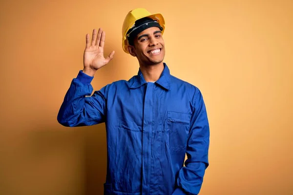 Ung Vacker Afrikansk Amerikansk Arbetare Man Blå Uniform Och Säkerhetshjälm — Stockfoto