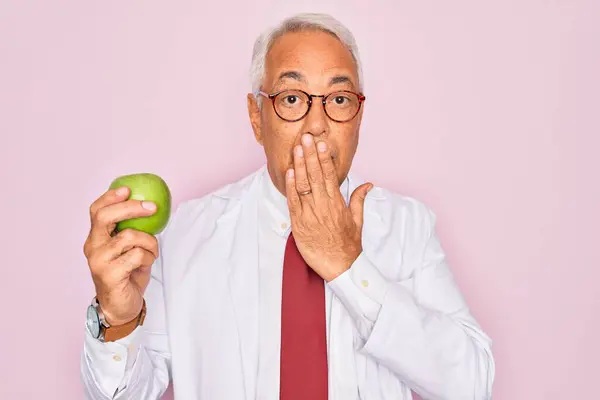 Hombre Nutricionista Mediana Edad Pelo Gris Con Saludable Manzana Verde —  Fotos de Stock