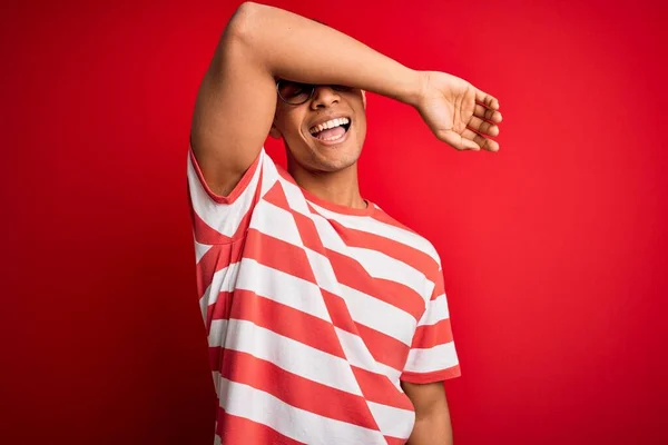 Fiatal Jóképű Afro Amerikai Férfi Alkalmi Csíkos Pólóban Szemüvegben Aki — Stock Fotó