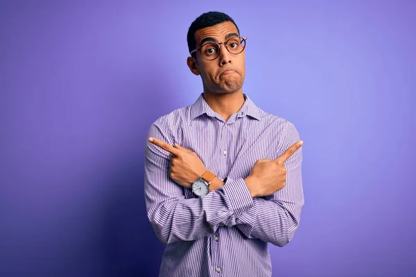 Bonito Homem Afro Americano Vestindo Camisa Listrada Óculos Sobre Fundo — Fotografia de Stock