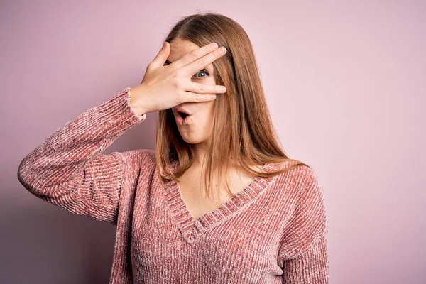 Mladá Krásná Zrzka Žena Sobě Ležérní Svetr Přes Izolované Růžové — Stock fotografie