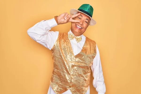 Ηλικιωμένος Μεσήλικας Γκριζομάλλης Φορώντας Βραζιλιάνικη Κρέμα Καρναβαλιού Πάνω Από Κίτρινο — Φωτογραφία Αρχείου