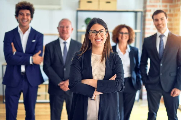 Grupo Trabajadores Negocios Sonriendo Felices Confiados Una Reunión Pie Con —  Fotos de Stock