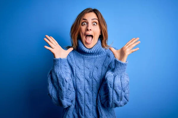 Young Beautiful Brunette Woman Wearing Casual Turtleneck Sweater Blue Background — Stock Photo, Image