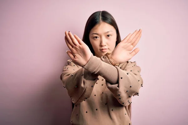 Jonge Mooie Aziatische Vrouw Dragen Mode Elegante Trui Roze Gesoldeerde — Stockfoto